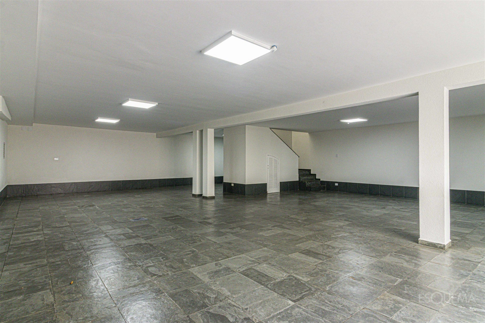 Casa recém-reformada com jardim e piscina - Imagem 14