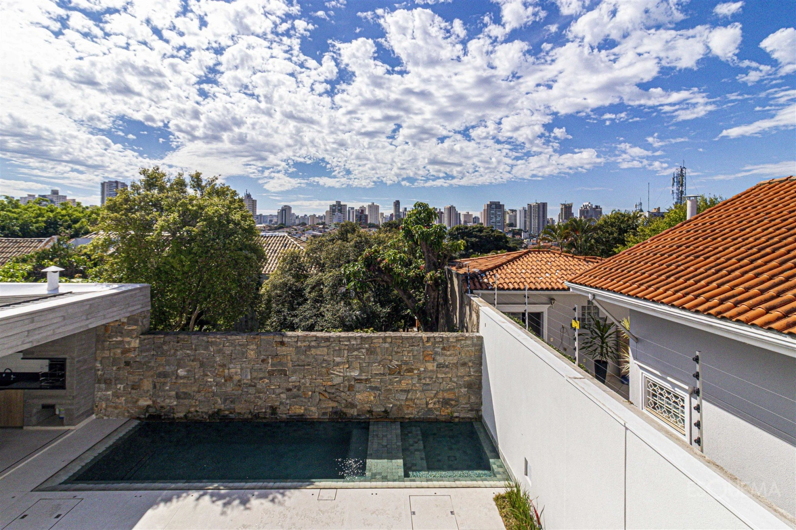 Casa recém-reformada com jardim e piscina - Imagem 15