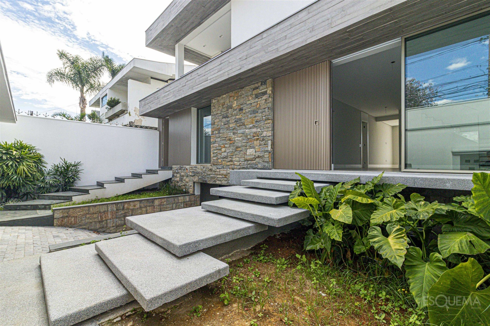 Casa recém-reformada com jardim e piscina - Imagem 1