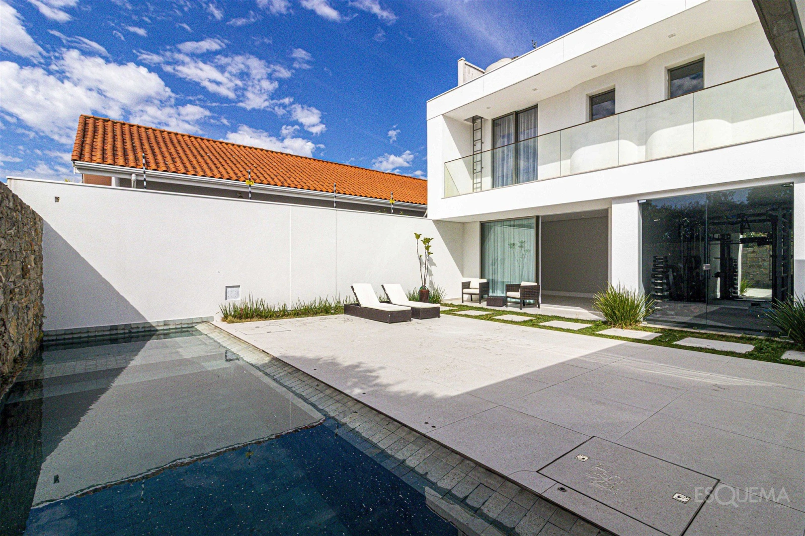 Casa recém-reformada com jardim e piscina - Imagem 2