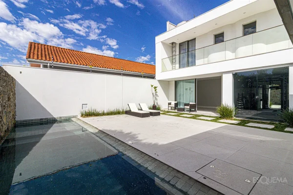 Casa recém-reformada com jardim e piscina