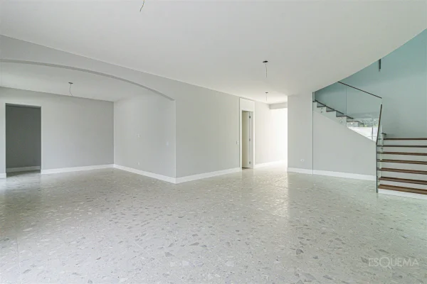 Casa recém-reformada com jardim e piscina
