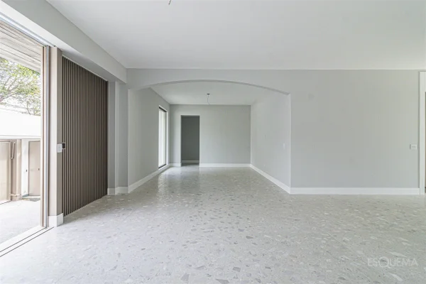 Casa recém-reformada com jardim e piscina