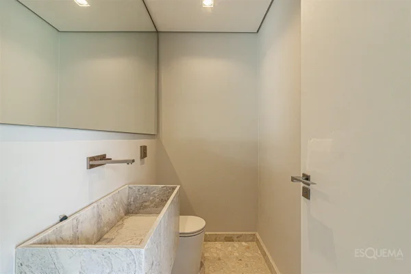 Casa recém-reformada com jardim e piscina