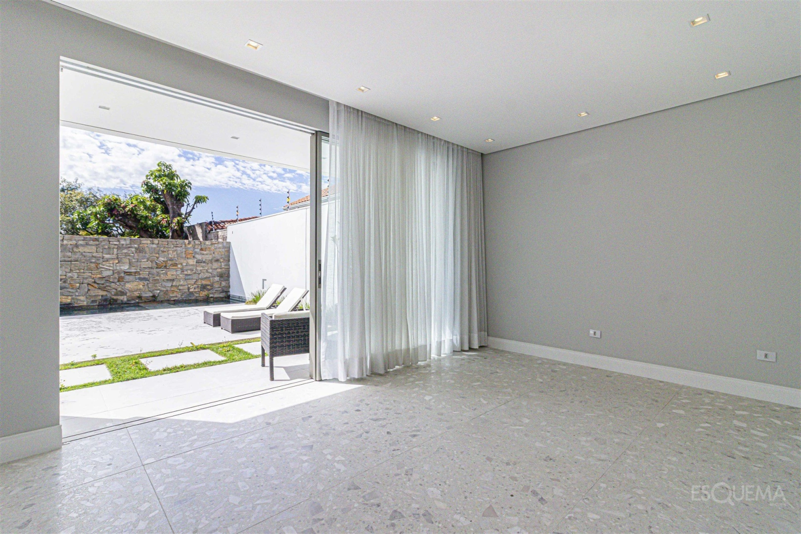 Casa recém-reformada com jardim e piscina - Imagem 8