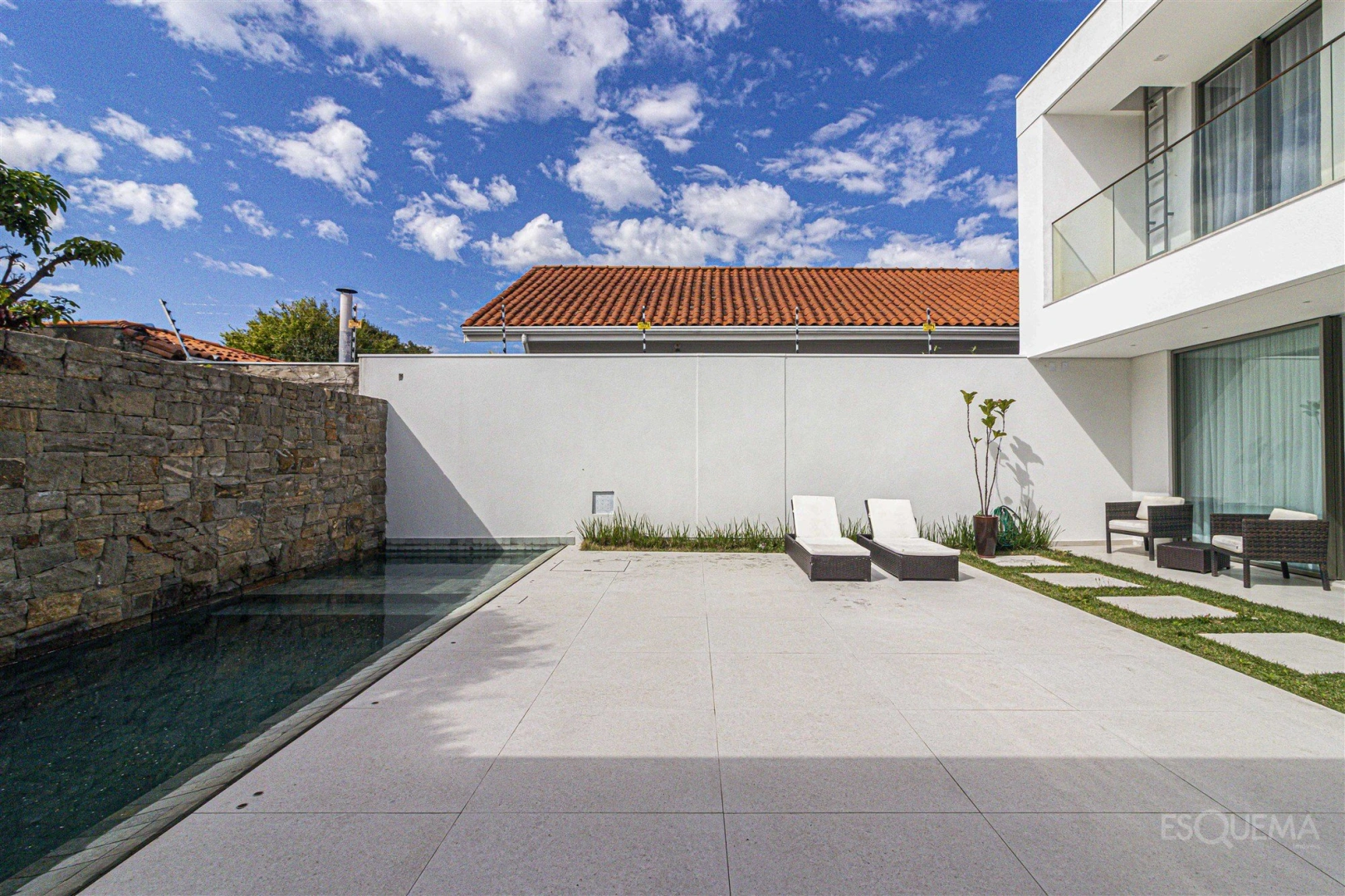 Casa recém-reformada com jardim e piscina - Imagem 9
