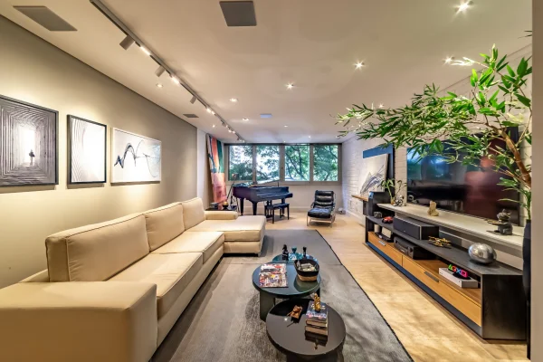 Apartamento reformado com vista para a copa das árvores nos Jardins