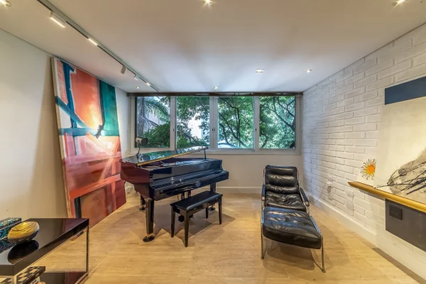 Apartamento reformado com vista para a copa das árvores nos Jardins