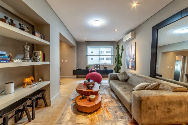 Apartamento reformado com vista para a copa das árvores nos Jardins