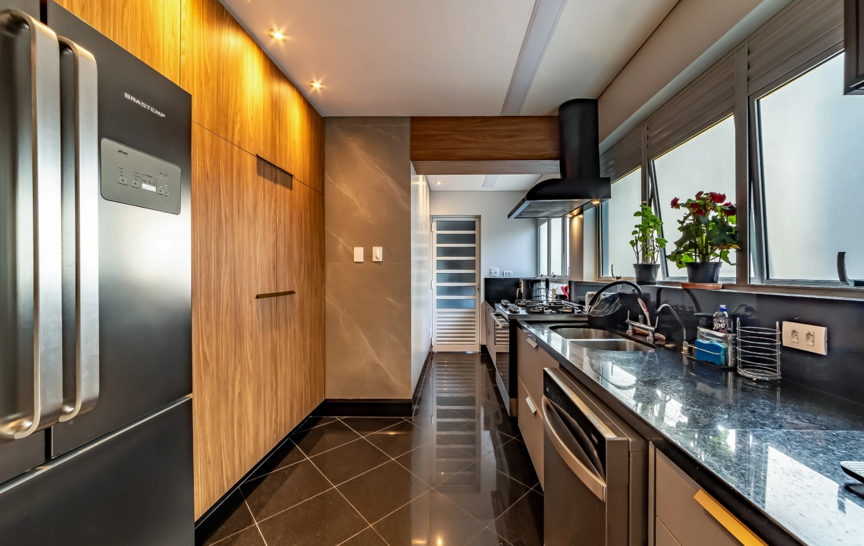 Apartamento reformado com vista para a copa das árvores nos Jardins - Imagem 6