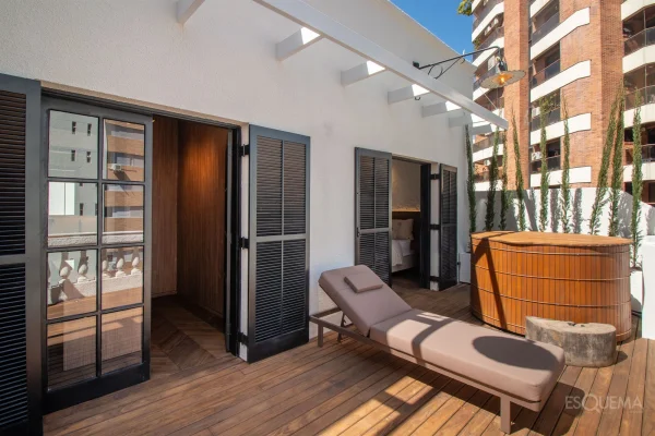 Penthouse reformada com projeto assinado por Roberto de Pace