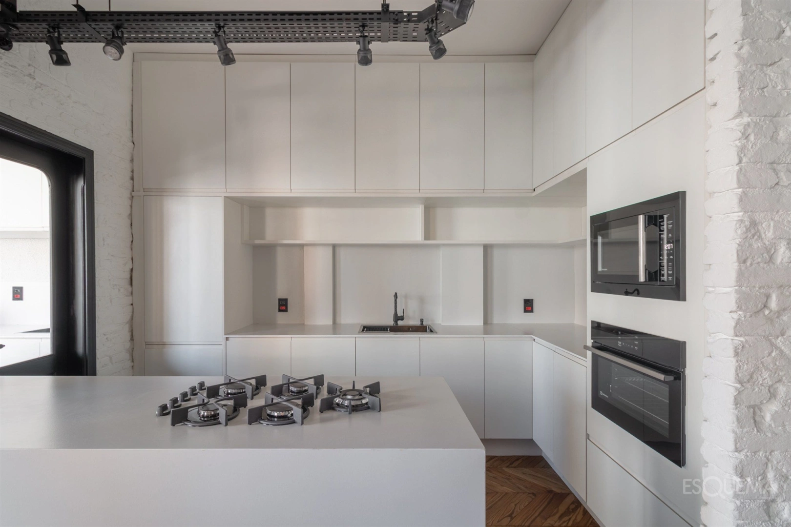 Penthouse reformada com projeto assinado por Roberto de Pace - Imagem 9