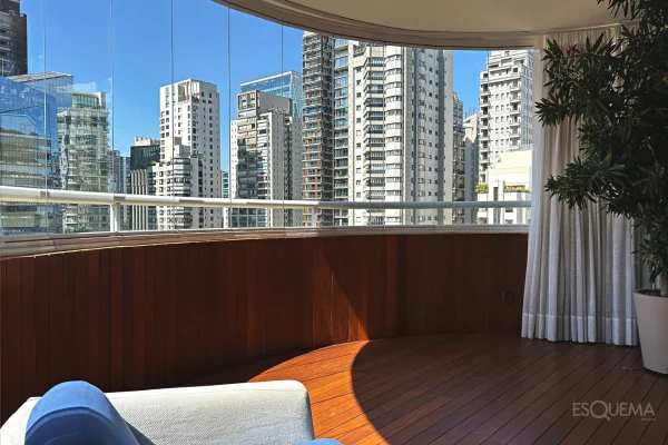 Living integrado à varanda e vista para a cidade, a passos do Parque do Povo