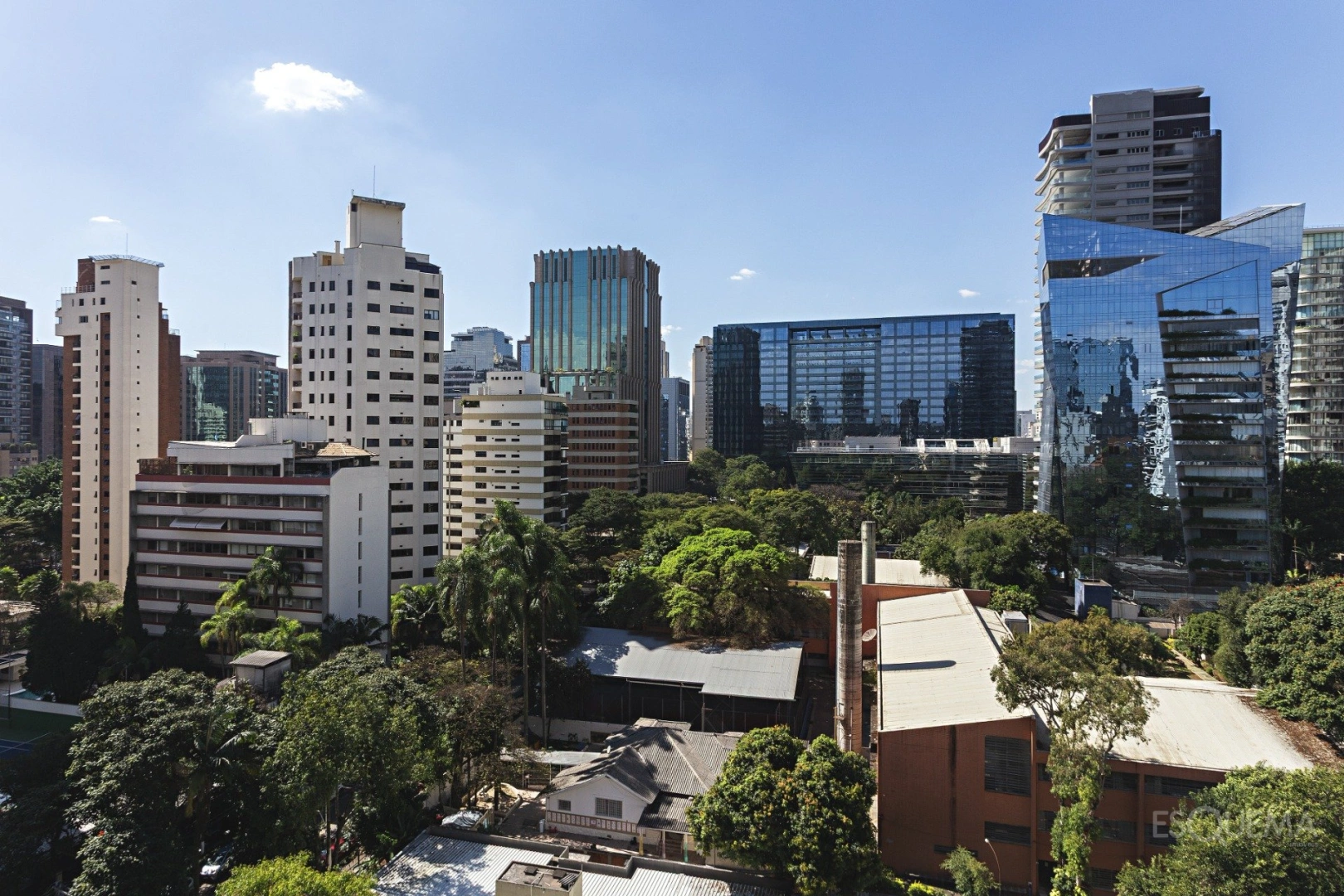 Living integrado à varanda e vista para a cidade, a passos do Parque do Povo - Imagem 7