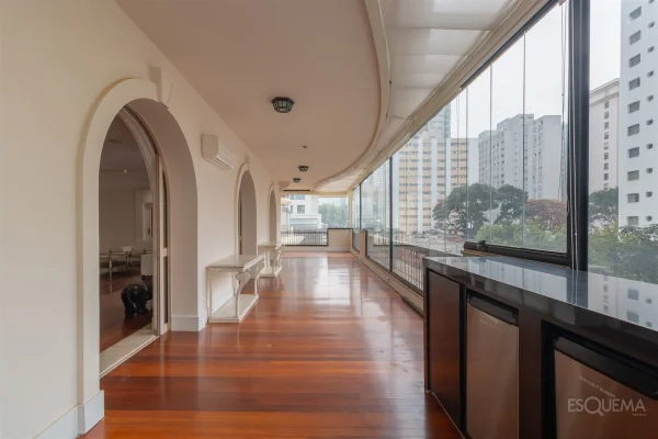 Apartamento garden com 653 m² e ampla área externa nos Jardins