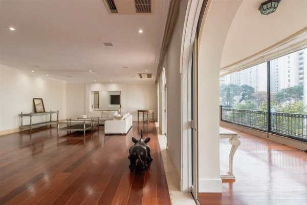 Apartamento garden com 653 m² e ampla área externa nos Jardins