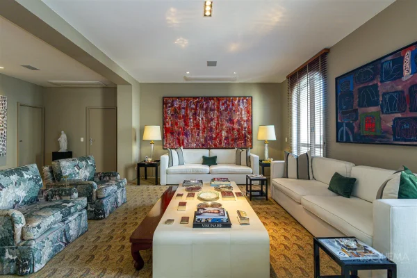 Apartamento Lindenberg em edifício neoclássico no Jardim América