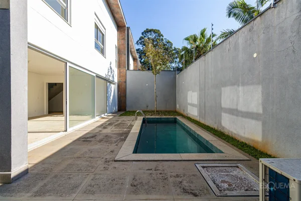 Casa nova em condomínio com piscina no Alto da Boa Vista