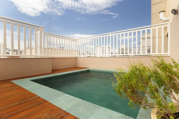 Cobertura duplex com piscina e vista aberta no Jardim Paulista
