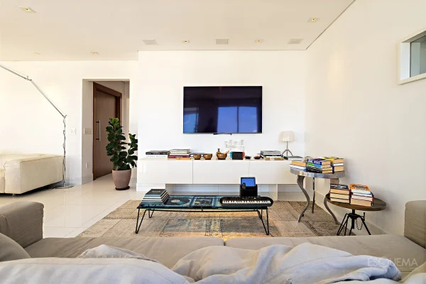Cobertura duplex com piscina e vista aberta no Jardim Paulista