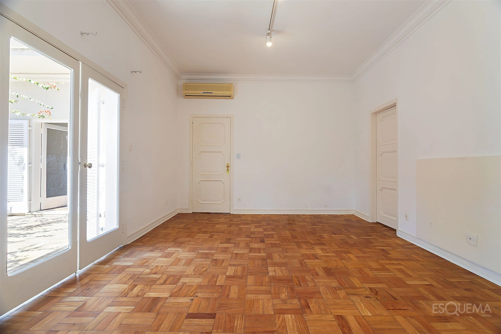 Casa de arquitetura clássica em terreno de 1.040 m² no Jardim Europa - Imagem 13