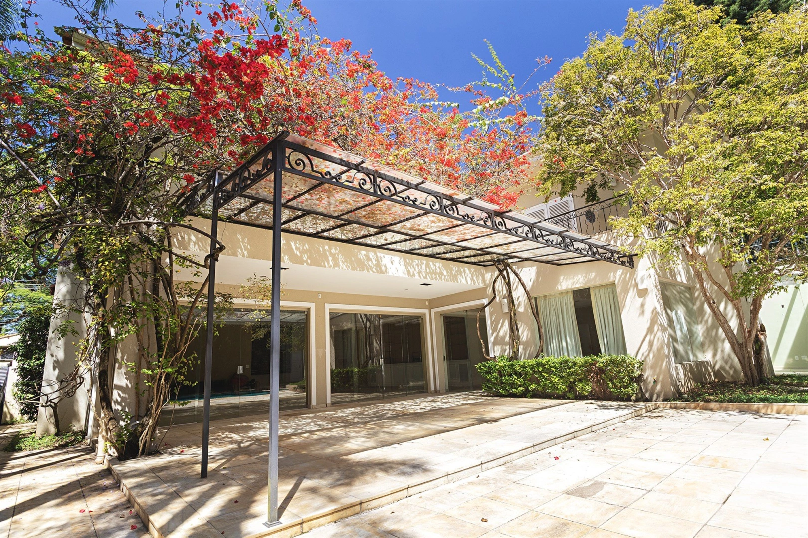 Casa de arquitetura clássica em terreno de 1.040 m² no Jardim Europa - Imagem 2