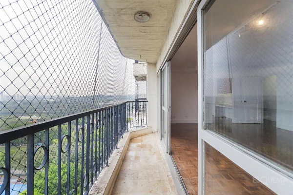 Apartamento com quadra de tênis próximo ao Shopping Santa Cruz