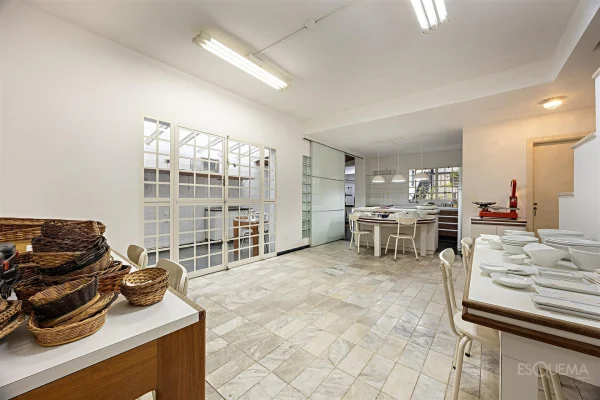 Casa comercial em rua tranquila de Pinheiros