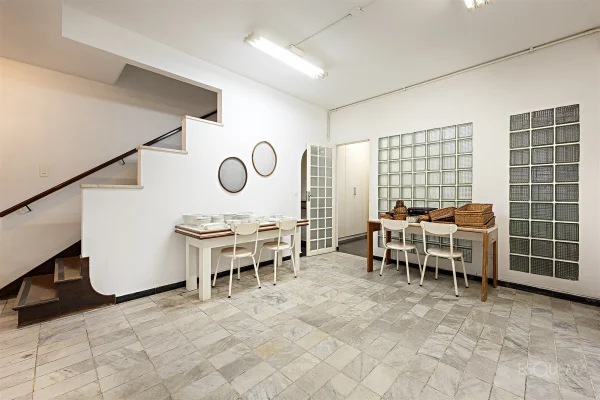 Casa comercial em rua tranquila de Pinheiros