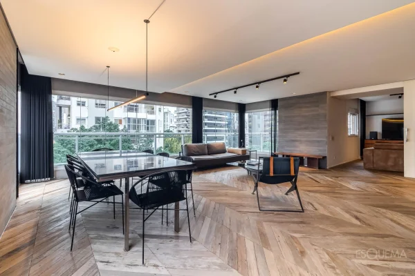Apartamento reformado com janelas piso-teto no Itaim Bibi