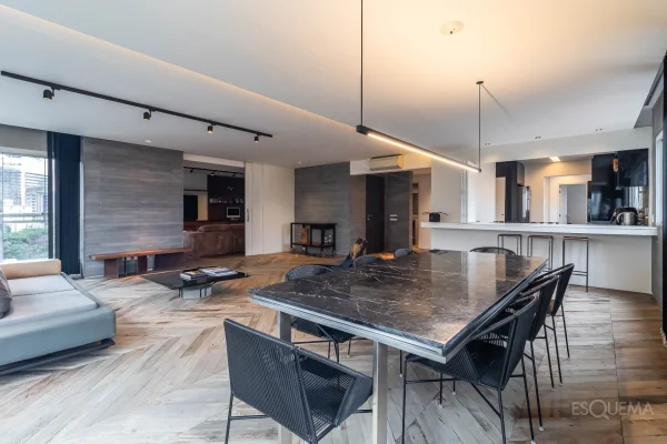 Apartamento reformado com janelas piso-teto no Itaim Bibi