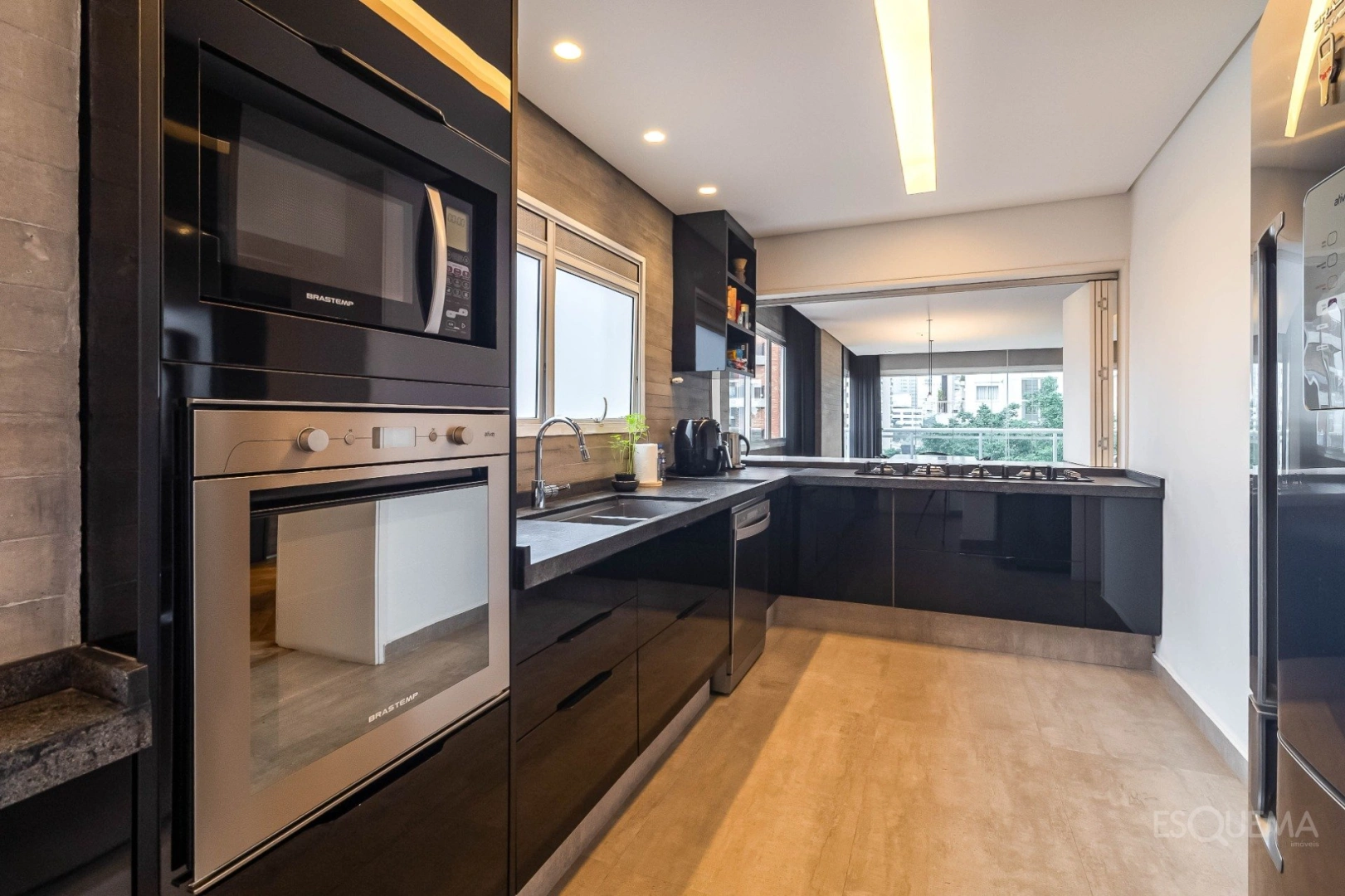 Apartamento reformado com janelas piso-teto no Itaim Bibi - Imagem 8