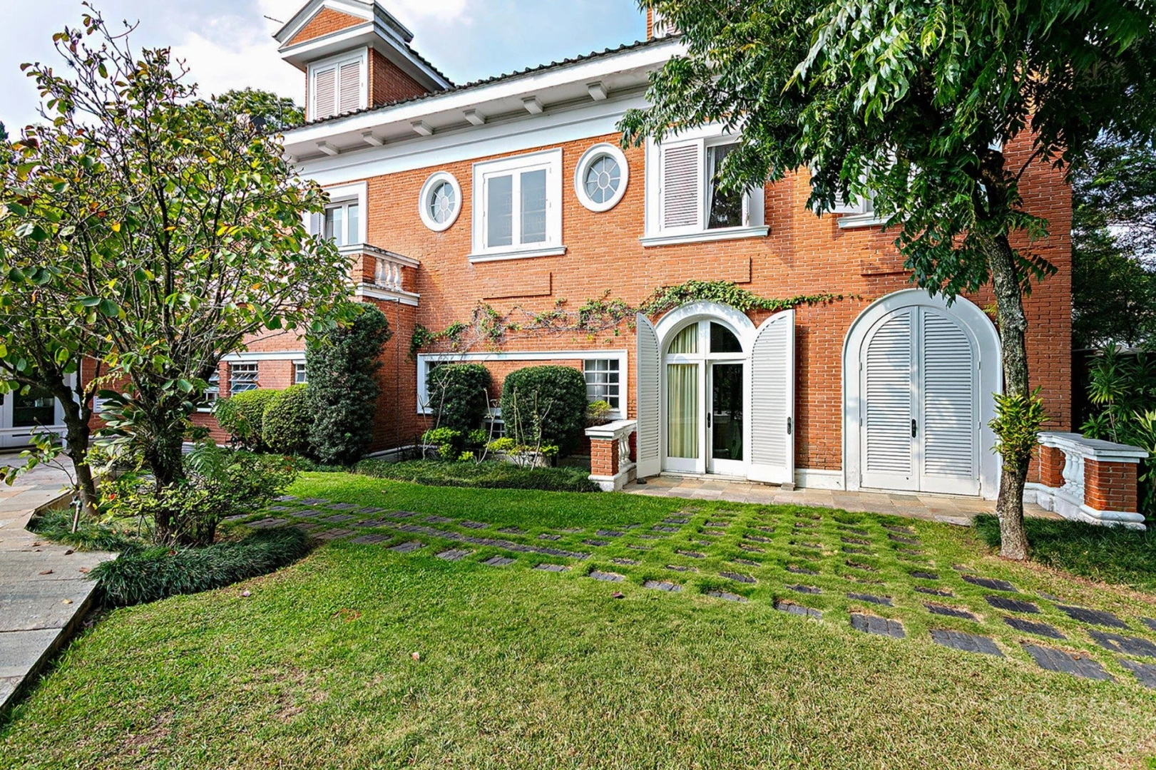 Casa clássica com amplo jardim no Jardim Guedala - Imagem 1