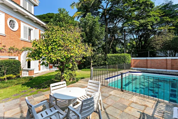 Casa clássica com amplo jardim no Jardim Guedala