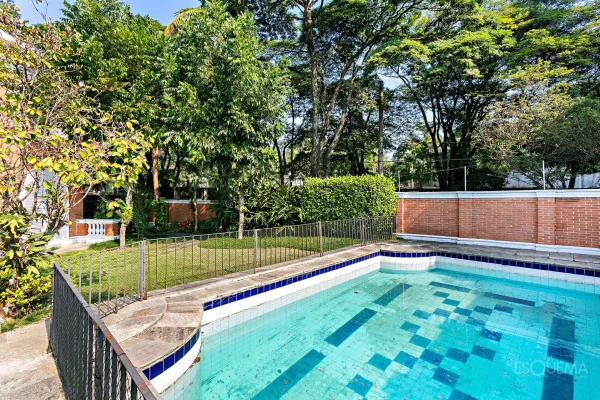 Casa clássica com amplo jardim no Jardim Guedala