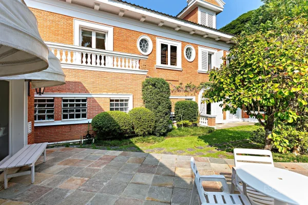 Casa clássica com amplo jardim no Jardim Guedala
