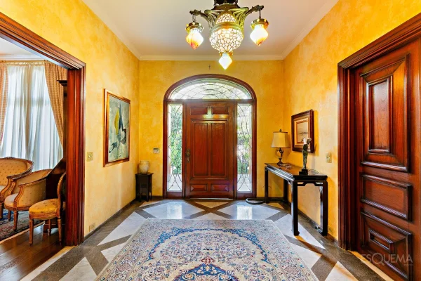 Casa clássica com amplo jardim no Jardim Guedala