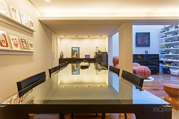 Casa de vila reformada com áreas sociais voltadas ao verde