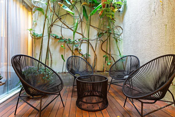 Casa de vila reformada com áreas sociais voltadas ao verde