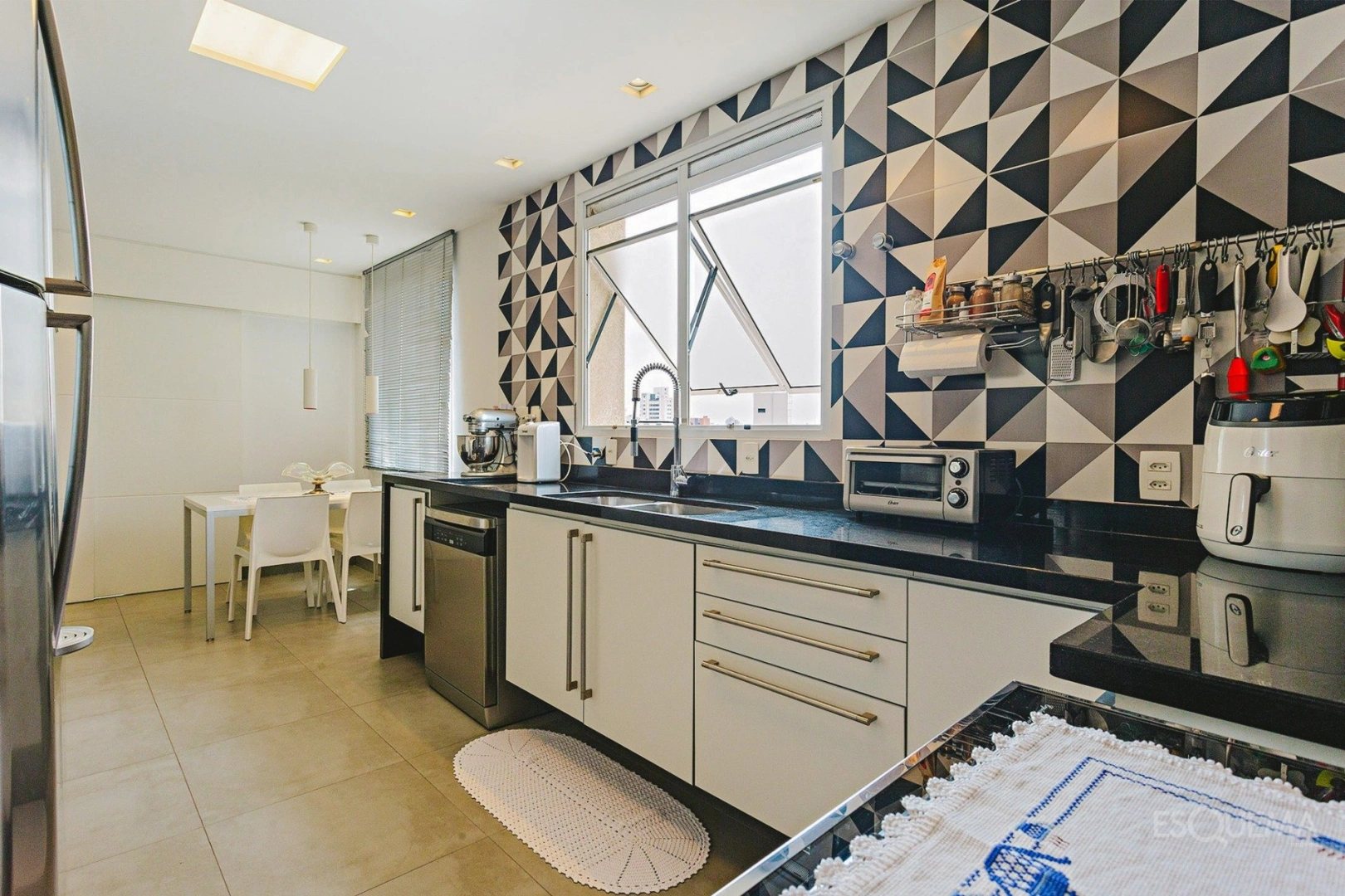 Apartamento reformado em andar alto, com lareira e jacuzzi - Imagem 13