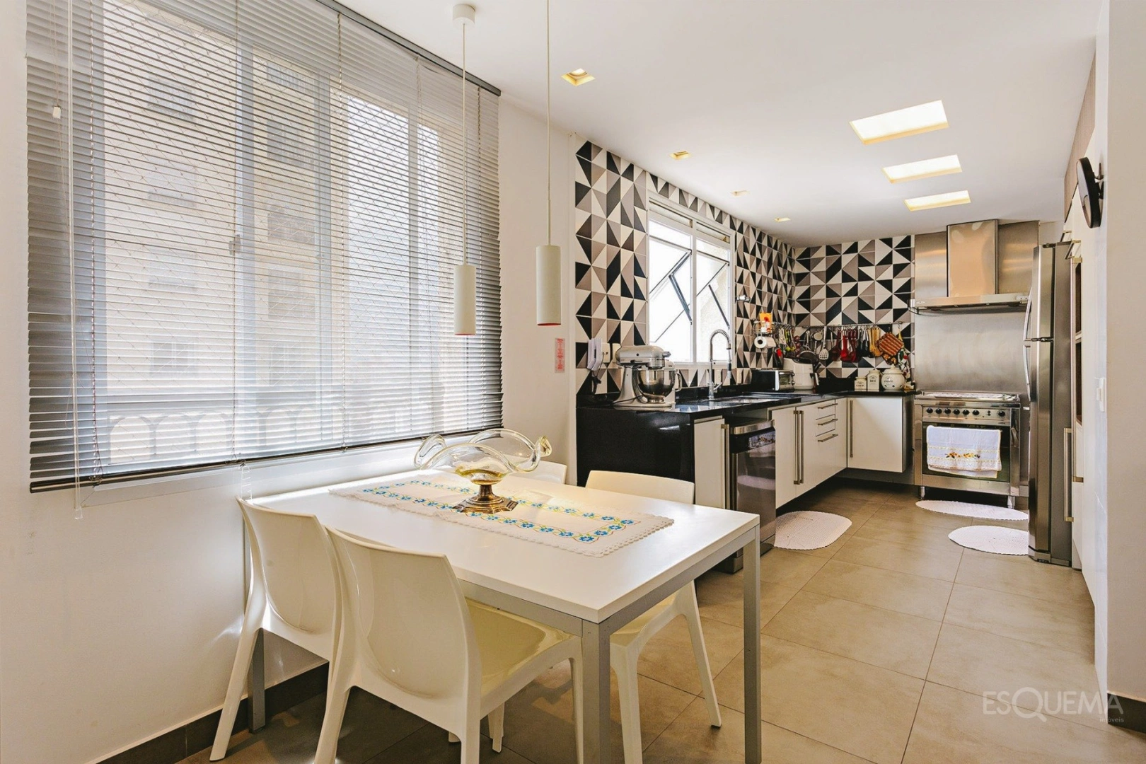 Apartamento reformado em andar alto, com lareira e jacuzzi - Imagem 14