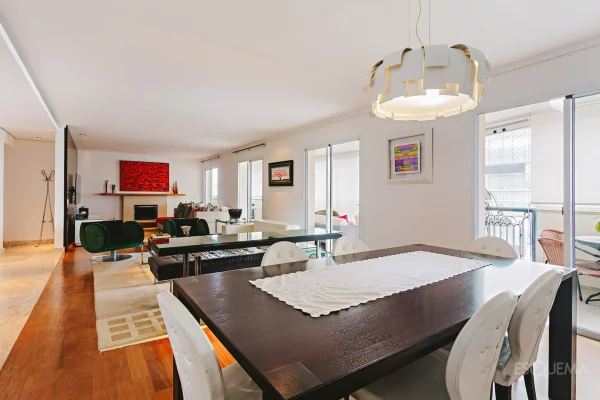 Apartamento reformado em andar alto, com lareira e jacuzzi