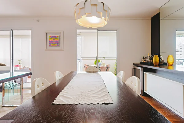 Apartamento reformado em andar alto, com lareira e jacuzzi