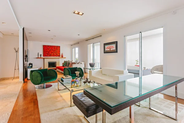 Apartamento reformado em andar alto, com lareira e jacuzzi
