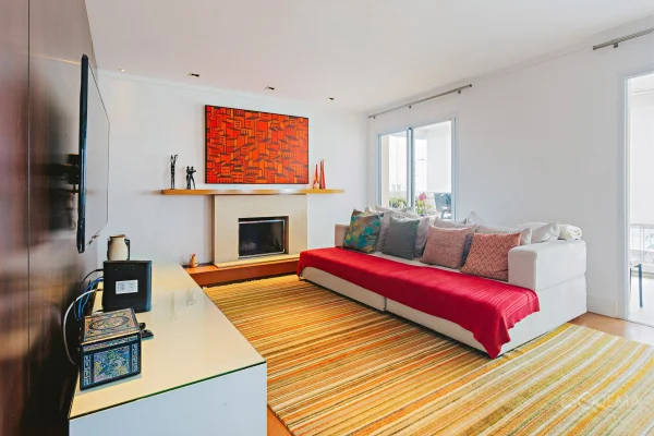 Apartamento reformado em andar alto, com lareira e jacuzzi