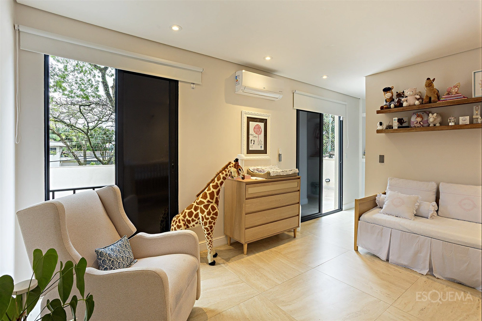 Casa com amplo jardim e piscina no Jardim Guedala - Imagem 11