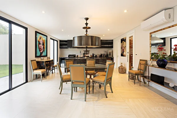 Casa com amplo jardim e piscina no Jardim Guedala