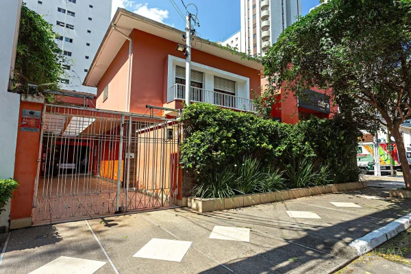 Casa para retrofit em zoneamento ZM em Moema