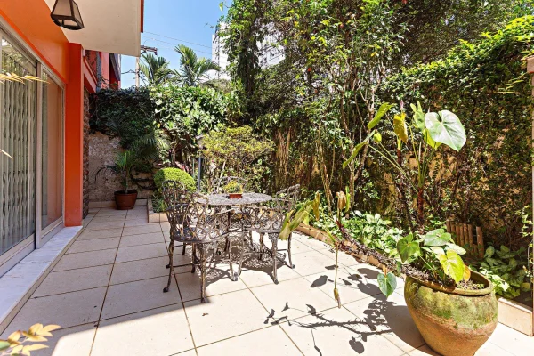 Casa para retrofit em zoneamento ZM em Moema