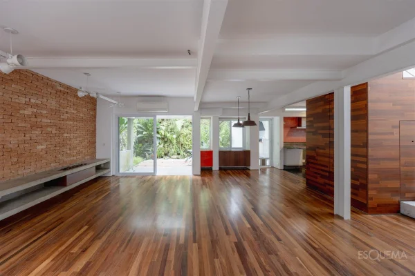 Casa com jardim em rua tranquila no Jardim Paulistano